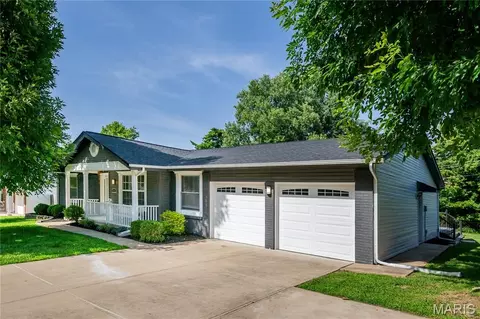 1712 Pensacola Dr, Saint Louis, MO 63146