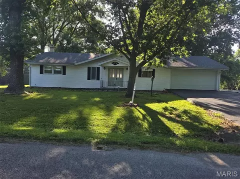 21104 4th St, Carlyle, IL 62231