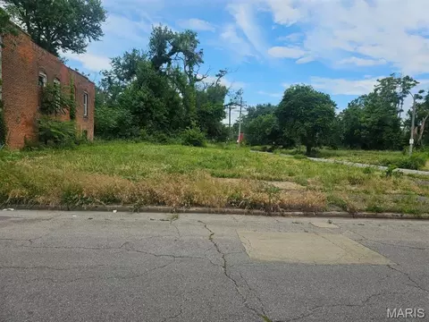 1704 Annie Malone Dr, Saint Louis, MO 63113