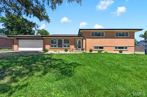 800 Charlesgate Dr, Saint Louis, MO 63132