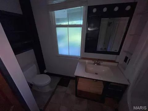 Bath - 704 Eiler Rd, Belleville, IL 62223 photo 2 of 4