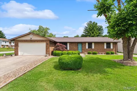 301 Toulon Ct, Fairview Heights, IL 62208