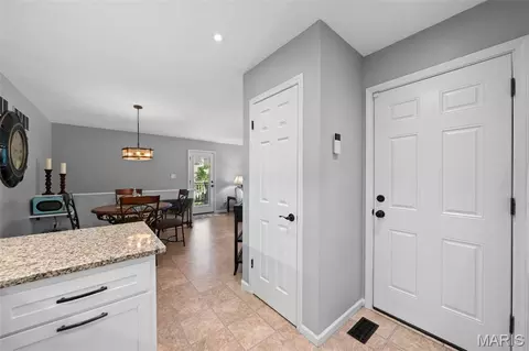 Entry Way - 170 Cascade Terrace Dr, Ballwin, MO 63021 photo 3 of 3