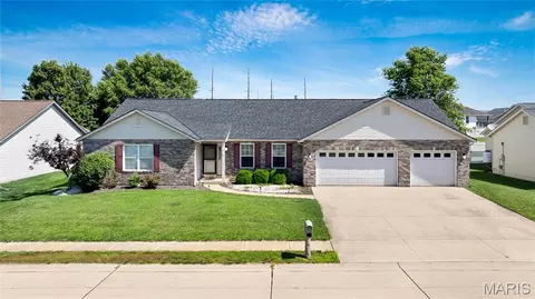 1041 W Fallen Lake Dr, Waterloo, IL 62298