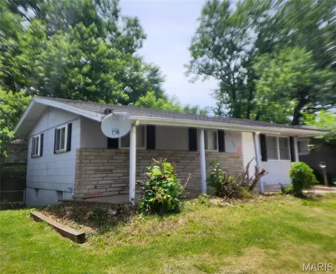 518 Banavie Dr, Saint Louis, MO 63137