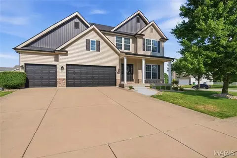 1020 Still Water Dr, O'fallon, IL 62269