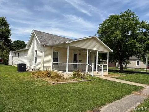 625 Young St, Nokomis, IL 62075