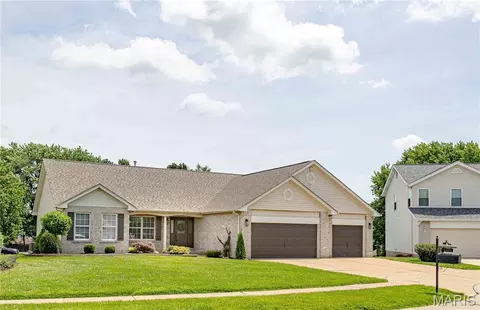 4419 Kerth Manor Dr, Saint Louis, MO 63128