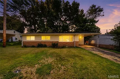 9838 Tanbark Ln, Saint Louis, MO 63134