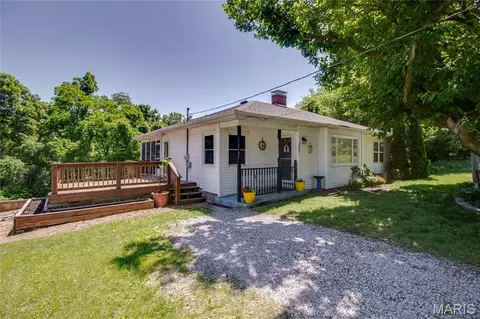 2807 Grovelin St, Godfrey, IL 62035