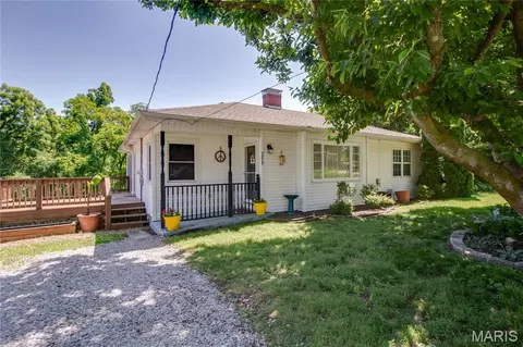 2807 Grovelin St, Godfrey, IL 62035