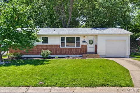 139 Woodlawn Dr, Saint Charles, MO 63301