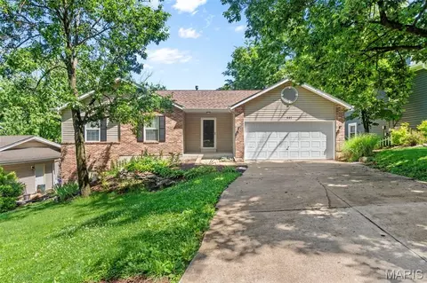 537 Oak Hill Dr, Lake Saint Louis, MO 63367