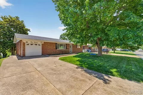 314 Charing Ln, Saint Louis, MO 63125