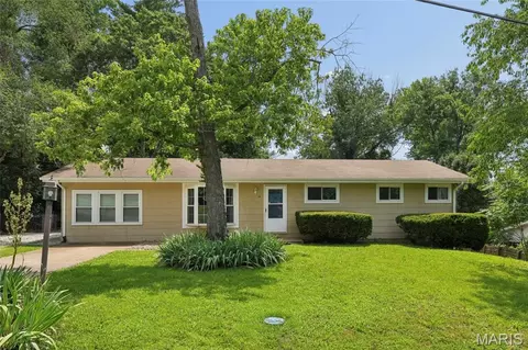 14 Ken Dr, Fenton, MO 63026