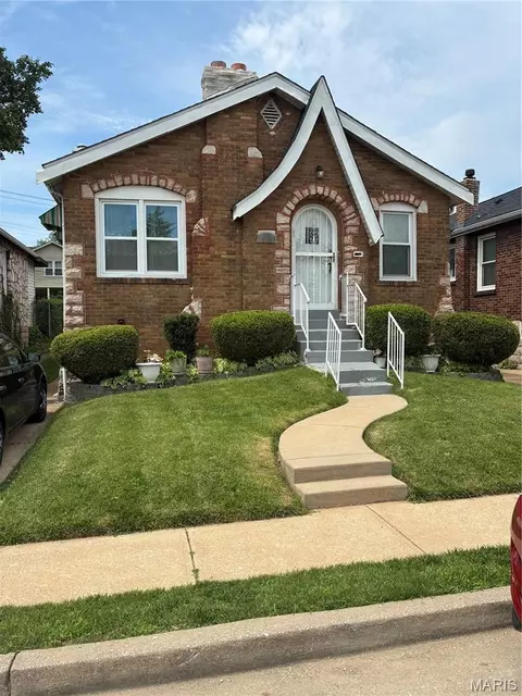 6904 Parkdale Dr, Velda City, MO 63121