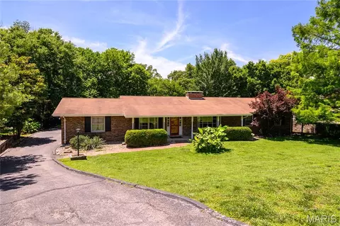 10814 Forest Circle Dr, Sunset Hills, MO 63128