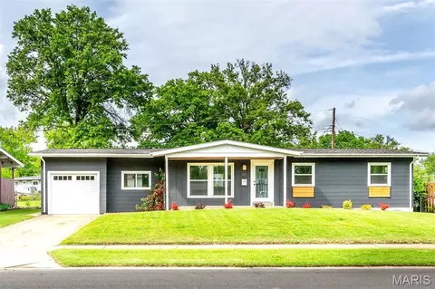 245 Humes Ln, Florissant, MO 63031