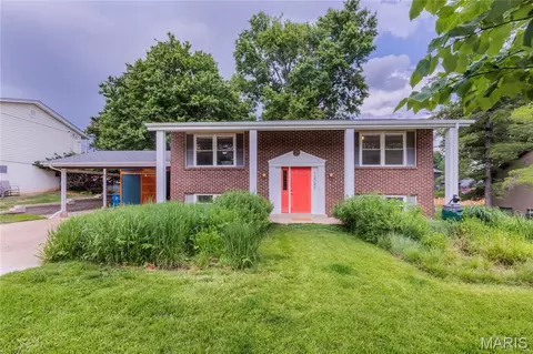 12045 Ameling Rd, Maryland Heights, MO 63043