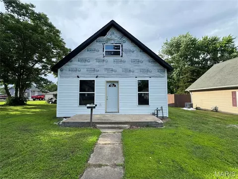 603 E Chestnut St, Gillespie, IL 62033