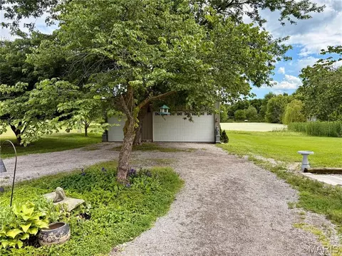 Exterior - 16528 Conrad Rd, Brighton, IL 62012 photo 1 of 5