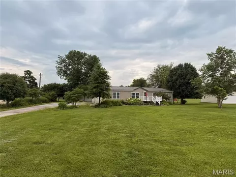 Exterior - 16528 Conrad Rd, Brighton, IL 62012 photo 4 of 5