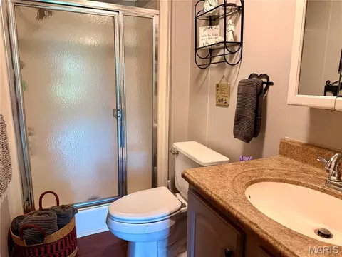 Bath - 16528 Conrad Rd, Brighton, IL 62012 photo 2 of 5