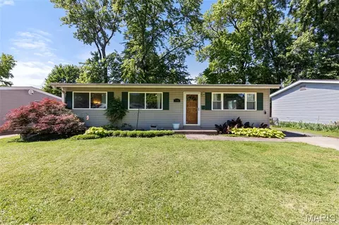 1040 Kostka Ln, Florissant, MO 63031
