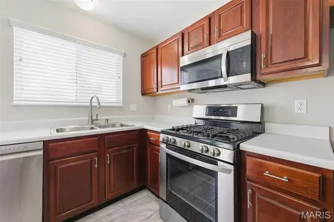 Kitchen - 406 Winter Wind Dr, O'fallon, MO 63366 photo 5 of 6
