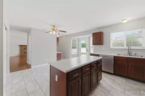 Kitchen - 406 Winter Wind Dr, O'fallon, MO 63366 photo 4 of 6