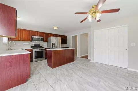Kitchen - 406 Winter Wind Dr, O'fallon, MO 63366 photo 2 of 6
