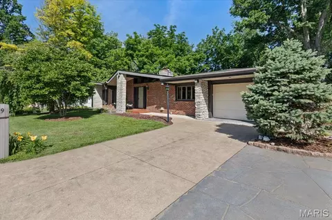 139 College Dr, Saint Charles, MO 63301