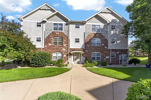 2021 Piedmont Cir #201, St. Peters, MO 63304
