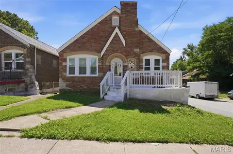 3500 West Pl, Saint Louis, MO 63121