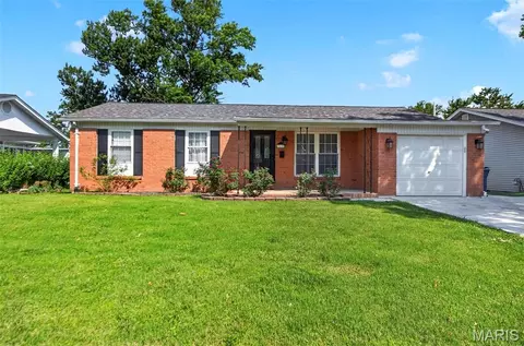 7437 Sunset Dr, Hazelwood, MO 63042