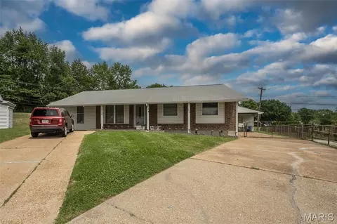 2998 Foxwood Dr, Maryland Heights, MO 63043