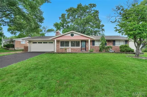 157 Romine Cir, Ballwin, MO 63011