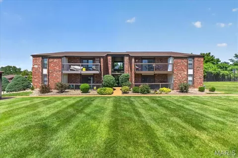 6840 Cottage Grove Ln #I, Saint Louis, MO 63129