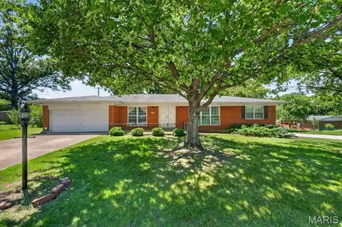 9341 Tea Rose Ln, Saint Louis, MO 63126