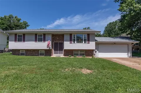 755 Islamorada Dr, Fenton, MO 63026