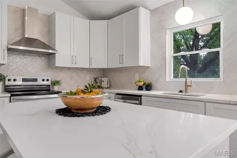 Kitchen - 751 Trago Creek Dr, Ballwin, MO 63021 photo 5 of 7