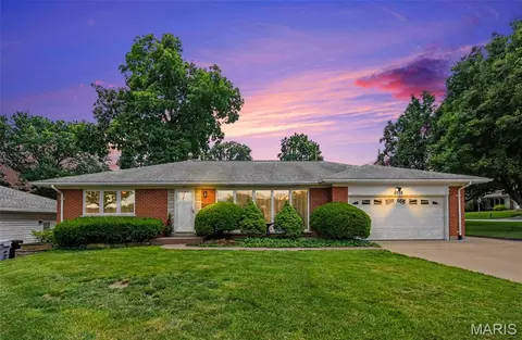 6008 Deerwood Dr, Saint Louis, MO 63123