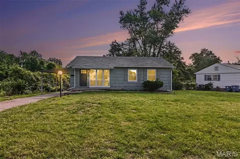 9800 Scottdale Dr, Saint Louis, MO 63136