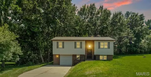 410 Saint Anthony Dr, Godfrey, IL 62035