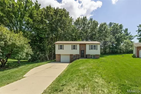 410 Saint Anthony Dr, Godfrey, IL 62035