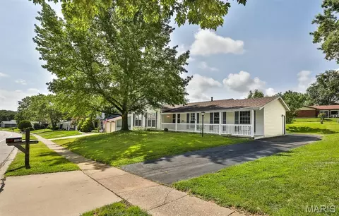 11858 Villa Dorado Dr, Saint Louis, MO 63146