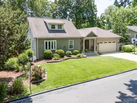 890 Warwick Ln, Glendale, MO 63122