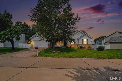 540 Crown Passage Dr, Saint Charles, MO 63303