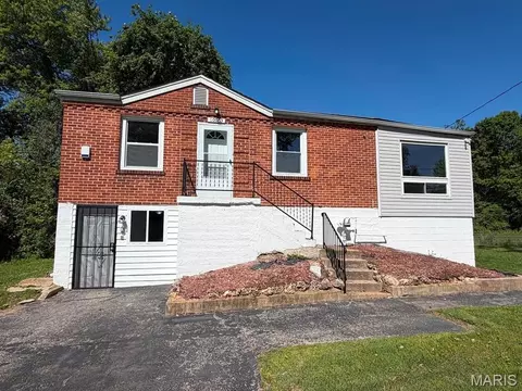 10063 Green Valley Dr, Saint Louis, MO 63136