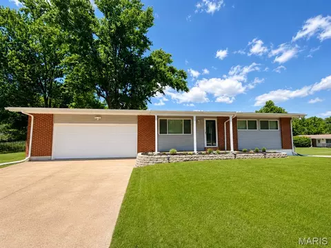 1939 Green Valley Dr, Saint Louis, MO 63136